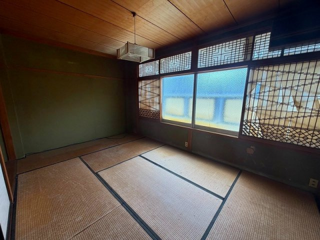 ■□米子市東町貸一戸建□■の和室|2F和室になります。
光が良く差し込みます。
