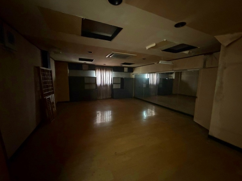 ■□米子市東町貸一戸建□■の洋室|2F洋室になります。以前ダンス教室をしていた為大きな姿見がございます。そのままお使いいただけます。