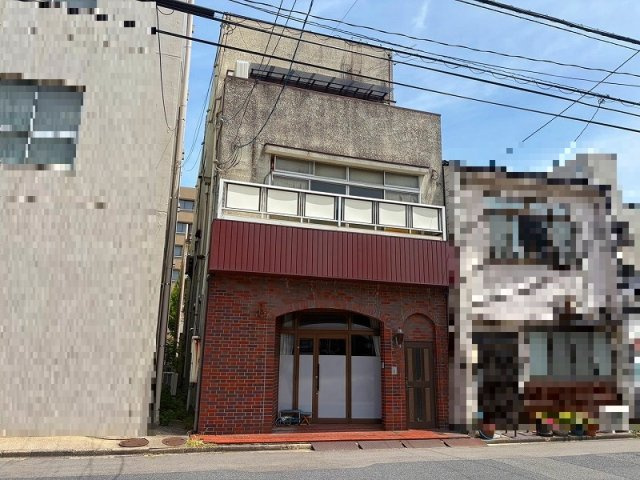 ■□米子市東町貸一戸建□■の外観|米子市東町戸建賃貸になります。
現在1Fは賃貸中。2F/3Fまとめての募集となります。
駐車場は近隣にて借りる必要がございます。