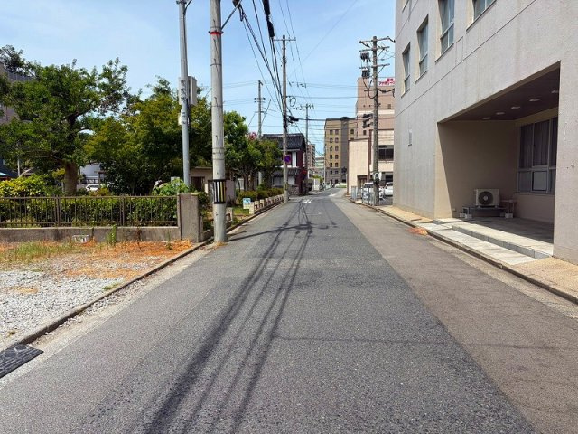 ■□米子市東町貸一戸建□■のその他|前面道路になります。