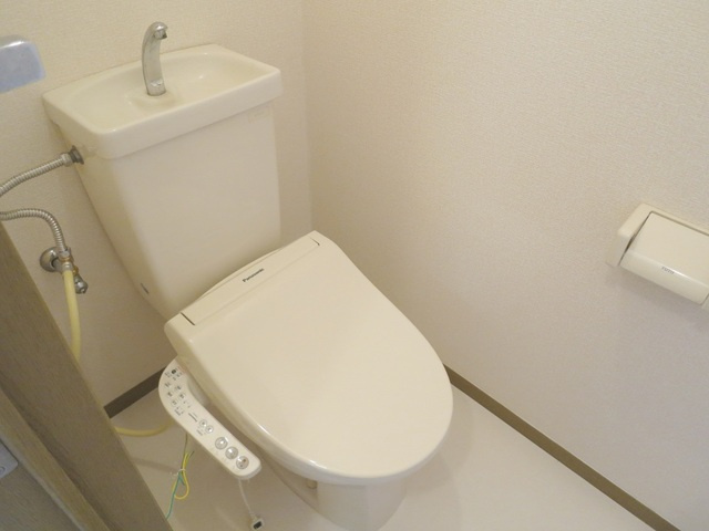 ドミール北小岩のトイレ|温水洗浄便座完備のトイレです♪