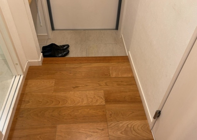 【玄関】 | ゼファー西八王子 | 住まいの玄関部分は内装リフォーム済みで美しい状態に保たれています。オートロックが完備されたマンションですので防犯面でも配慮がなされており、居住者の安心で安全な暮らしをしっかりとサポートいたします。