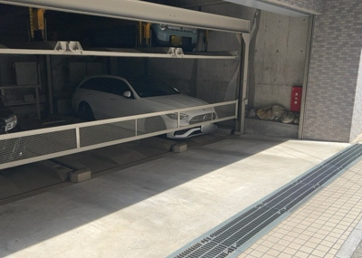 【駐車場】 | ゼファー西八王子 | マンション敷地内に設けられた駐車場設備です。月額13000円で利用が可能となっており空き状況がございます。お持ちのお車のサイズや出入りのしやすさ等につきましては現地ご案内時にあわせてご確認ください。