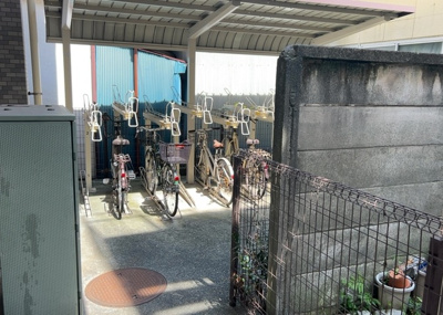【駐輪場】 | ゼファー西八王子 | 敷地内に整頓された駐輪場が用意されております。通勤や通学、日々のお買い物で自転車を利用される方にも安心の設備です。屋根の有無や区画の空き状況等につきましては事前にお問い合わせいただくと確実です。