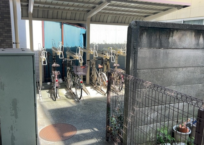 【駐輪場】 | ゼファー西八王子 | 敷地内に整頓された駐輪場が用意されております。通勤や通学、日々のお買い物で自転車を利用される方にも安心の設備です。屋根の有無や区画の空き状況等につきましては事前にお問い合わせいただくと確実です。