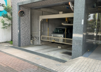 【駐車場】 | ゼファー西八王子 | 敷地内にある平面駐車場はハイルーフ車の駐車にも対応しており愛車の管理に役立ちます。車から建物への移動もスムーズに行える距離に位置しており、荷物の多い日や雨の日の出し入れも快適にご利用いただけます。