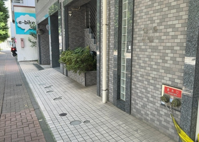 【庭】 | ゼファー西八王子 | 建物周りの敷地スペースです。ゼファー西八王子は全22戸のコミュニティで、管理体制のもと清潔に保たれております。周辺の環境や植栽の管理状況なども現地内見の際にあわせてご確認いただくことができます。