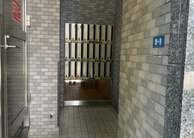 【設備】 | ゼファー西八王子 | エントランスに設置された集合郵便受けの写真です。防犯性に配慮されたオートロックエリア近くに配置されており、外部からの不審者の侵入を防ぎながら毎日の郵便物をスムーズかつ安全にお受け取りいただけます。
