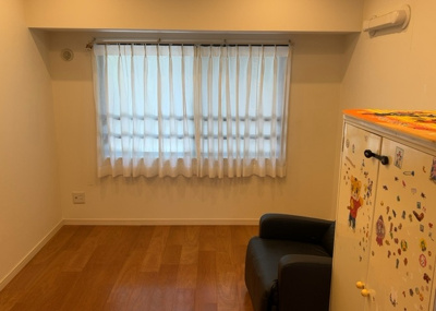 【子供部屋】 | ゼファー西八王子 | 3DKの住まいだからこそ叶う子供部屋としても使いやすい洋室です。全居室フローリングで清潔に維持しやすく、クロゼットも完備されているため学習道具や衣類を整理整頓して広々とお使いいただけます。