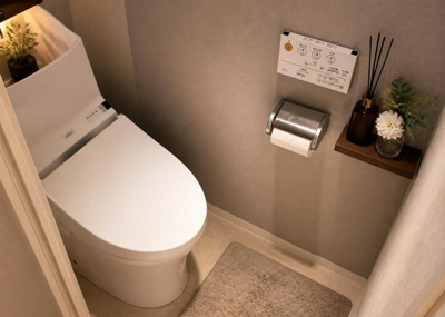 【トイレ】 | ゼファー西八王子 | 清潔感溢れるバス・トイレ別の独立型トイレには、快適な温水洗浄便座を標準設置しています。内装リフォーム済みのため気持ちよくご使用いただける空間に仕上がっており、日常の使い勝手も非常に優れています。