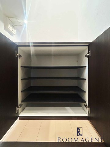 シャルマン新栄の玄関
