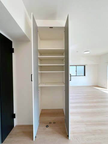 イーストヒルズ矢野弐番館 803の収納|パントリー収納☆
食材のストックやちょっとした書類などを整理しておくのに便利な可動棚タイプの収納スペースです♪