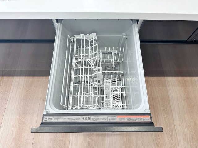 イーストヒルズ矢野弐番館 803のキッチン|4人から5人分の食器洗浄乾燥機☆
水道代の節約にもなり、家事の時短もできる優れ物です♪
スライド式で上から全体が見えるため食器の出し入れもスムーズです♪
