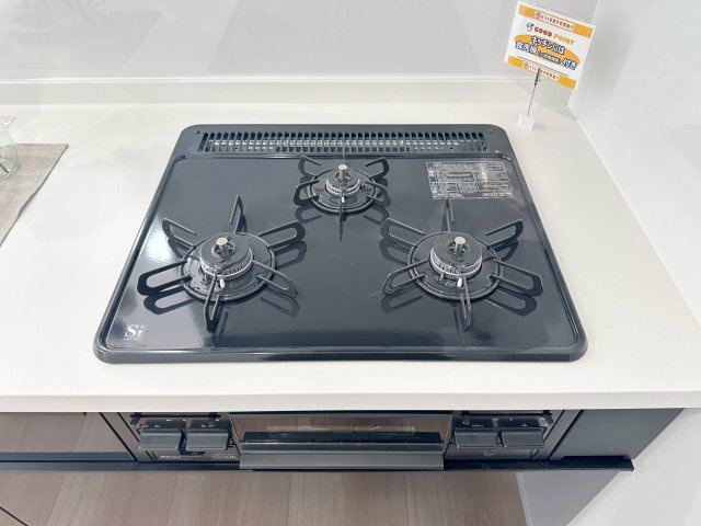 イーストヒルズ矢野弐番館 803のキッチン|都市ガス仕様の3口ガスコンロ☆
高火力のバーナーが使用可能、調理器具を選ばないのがガスコンロ。停電時でも使用可能で安心です♪