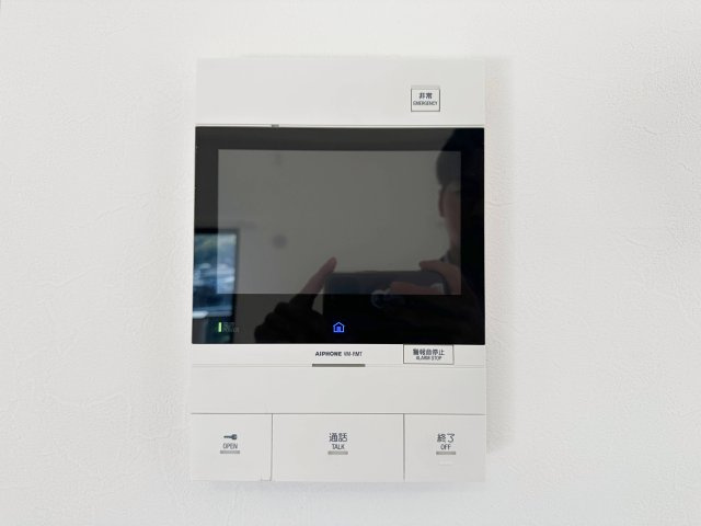 イーストヒルズ矢野弐番館 803の防犯設備|ドアホン☆
来客があったとき、室内からカメラやマイクを使って相手や用件を確認できます。相手を事前に確認することができ、訪問販売対策や防犯面でも役に立つアイテムです♪