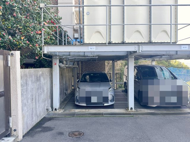 イーストヒルズ矢野弐番館 803の駐車場|駐車場使用料8000円☆
使用権引継ぎ可能で屋根付きの駐車場は雨の日の乗り降りもしやすいです♪