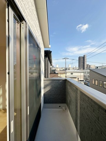 西区庚午中1丁目 No.3のバルコニー|5.3帖洋室から出入り可能な3階バルコニー☆
幅広のバルコニーはたくさんの洗濯物を干すことができます♪