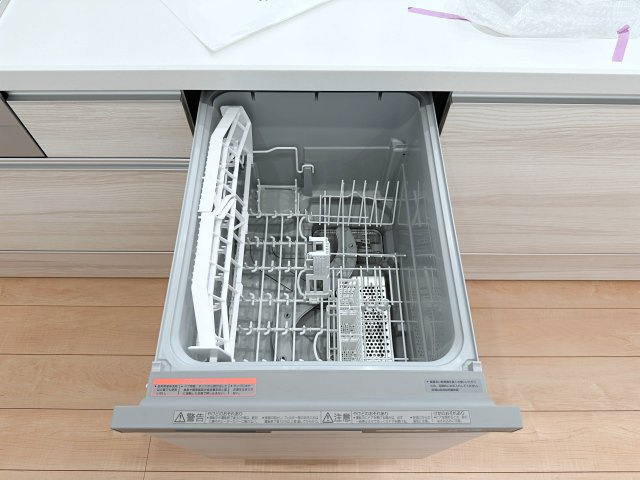 西区庚午中1丁目 No.3のキッチン|4人から5人分の食器洗浄乾燥機☆
水道代の節約にもなり、家事の時短もできる優れ物です♪
スライド式で上から全体が見えるため食器の出し入れもスムーズです♪