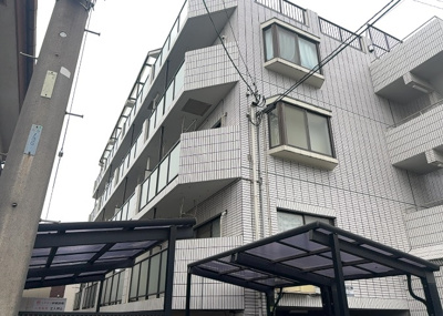 【バルコニー】 | ダイホ－プラザ | 一般的なバルコニーは、奥行1.5ｍ程ですが、ワイルドバルコニーは2ｍまで広がっています。そのため洗濯物の間隔をあけ干すことができ、乾きやすいというメリットや、ガーデニングが楽しめる等の特徴があります。