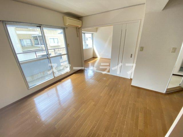 大阪市東淀川区小松２丁目の賃貸マンションの居間・リビング