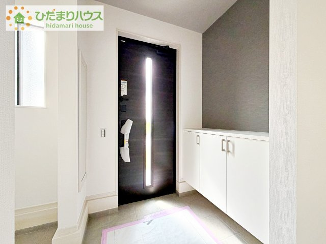 【玄関】 | つくばみらい市谷井田10期　新築戸建 | 毎日「行ってきます」「ただいま」をいう玄関は明るく光が差し込みます♪