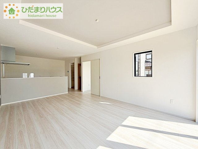 【居間・リビング】 | つくばみらい市谷井田10期　新築戸建 | リビングの大きな窓からは、暖かな日の光が降り注ぎます・・・