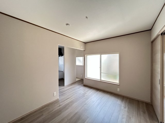 久喜市久喜東２丁目のアパートの居間・リビング