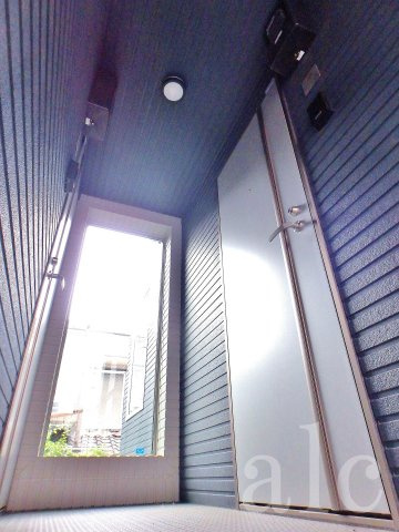 ＴＨＥＲＯＯＭ‘Ｓ新大久保 (ザルームズ新大久保)の設備|明るい玄関です
