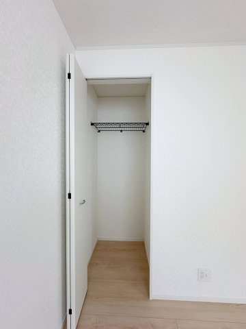 ●安佐北区落合南3丁目No.1の洋室|全居室収納☆
5帖洋室のクローゼットです♪