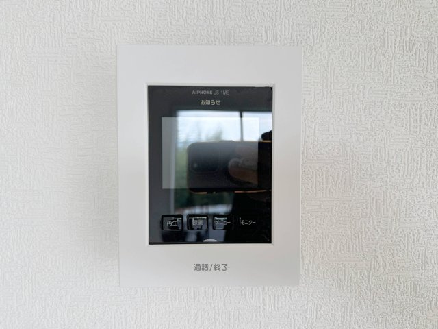 ●安佐北区落合南3丁目No.1の防犯設備|ドアホン☆
来客があったとき、室内からカメラやマイクを使って相手や用件を確認できます。相手を事前に確認することができ、訪問販売対策や防犯面でも役に立つアイテムです♪
