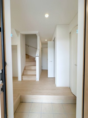 ●安佐北区落合南3丁目No.1の玄関|玄関ホールは開放的でとても明るいです♪
