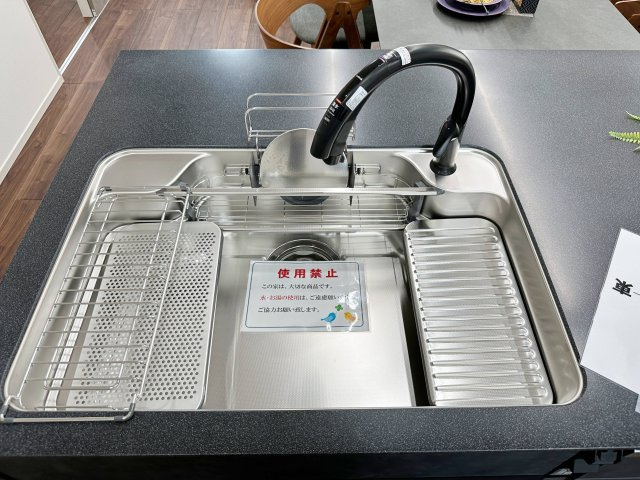 廿日市市桜尾1丁目 No.Aのキッチン|タッチレス水栓付のステンレスシンク☆
水切りプレートなどのオプション品も備え付けです♪
手をかざすだけで水の出止ができる自動水栓は非常に便利です！