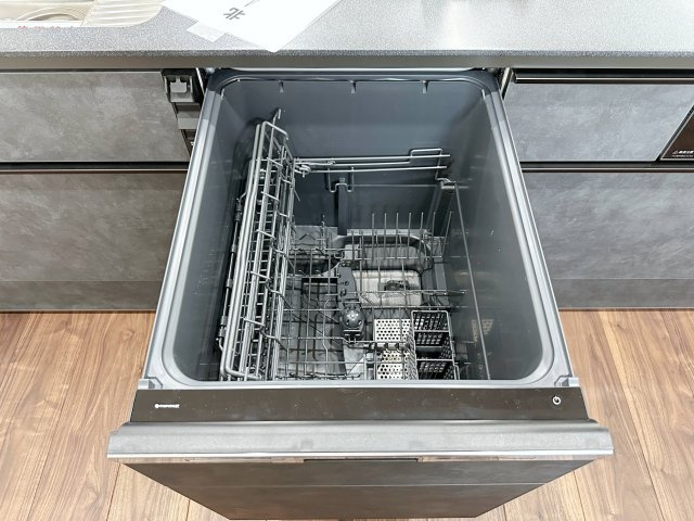 廿日市市桜尾1丁目 No.Aのキッチン|4人から5人分の食器洗浄乾燥機☆
ナノイー対応で嫌な生乾き臭などもしっかり撃退してくれます♪
新三種の神器とも言われる非常に便利な食洗機です！