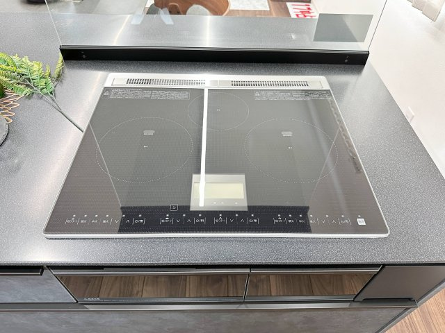 廿日市市桜尾1丁目 No.Aのキッチン|IHクッキングヒーター☆
火が出ないので安全性も高いIH。タッチパネル式で3口全てIHのハイグレードタイプです♪
自動調理機能や換気扇との自動連動機能などもあります！