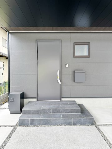 廿日市市桜尾1丁目 No.Aの玄関|宅配BOX付き玄関ポーチ☆
屋根も付いており、雨が降っても濡れる心配はありません♪
