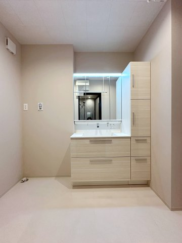 廿日市市桜尾1丁目 No.Bの洗面所|シャワー付き洗面化粧台☆
サイド収納もあり使い勝手の良い洗面化粧台です♪