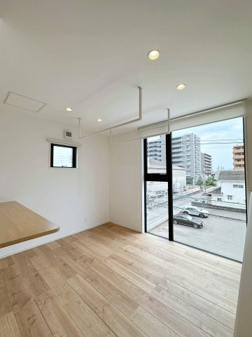 廿日市市桜尾1丁目 No.Bのバルコニー|南東向きランドリースペース☆
日当たりもよく屋内スペースのため掃除なども簡単です♪