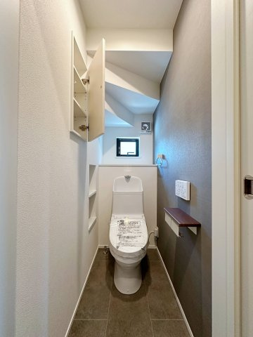 安佐南区伴東5丁目 No.2のトイレ|収納棚のついたウォシュレットトイレ☆
各階にトイレが付いています♪