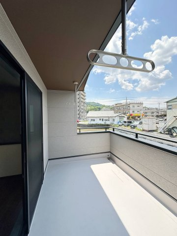 安佐南区伴東5丁目 No.2のバルコニー|南西向きのバルコニー☆
日当たりも良く広々としたスペースのため洗濯物も干しやすいです♪