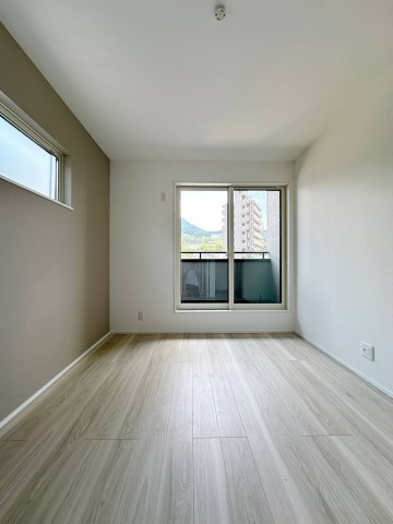 安佐南区伴東5丁目 No.2の子供部屋|5.28帖の洋室☆
東側の洋室にもバルコニーが付いています♪