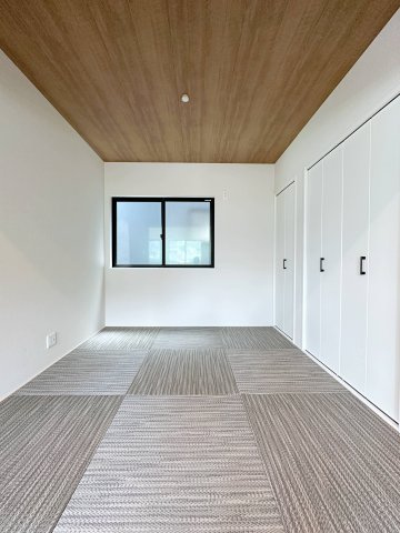 安佐南区伴東5丁目 No.2の和室|リビングに併設された4.5帖の和室☆
お子様の遊び場やゲストルームとして活用しやすい間取りです♪