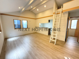 【居間・リビング】 | 尼崎市稲葉荘４丁目中古戸建　リフォーム済 | ２階LDKのプライバシー重視の間取りです♪上部には約2.6帖のロフトがございます！いつでもご見学できます！お気軽にネクストホープ不動産までお問い合わせを！！
