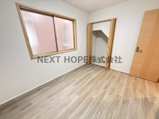 【洋室】 | 尼崎市稲葉荘４丁目中古戸建　リフォーム済 | １階洋室5.5帖です♪全ての居室に収納スペースも有り、室内を有効に使用していただけます！！