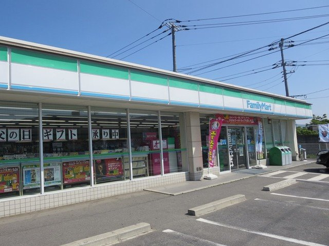 シェーン・バッハの周辺|ファミリーマート　里庄里見店まで750m