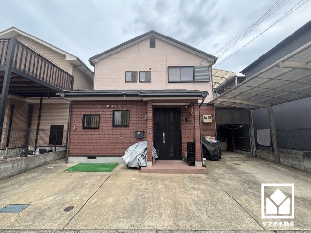 尼崎市築地２丁目の外観|あたたかみのある印象の外観、周辺は閑静な住宅街に囲まれており静かに暮らしを送ることができます。（※本画像は空室時の写真に、家具・小物等をCG合成したイメージです。実際の仕様とは異なる場合がございます）
