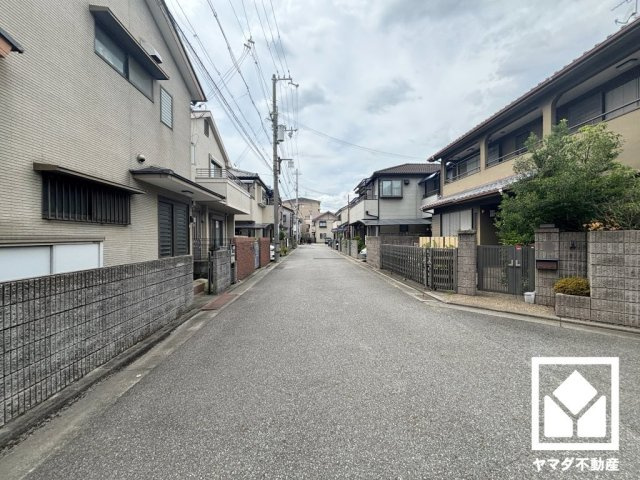 尼崎市築地２丁目の前面道路含む現地写真|ゆったりとした道路幅があり車を選ばないのでお友達やお客様も訪れやすい環境です。