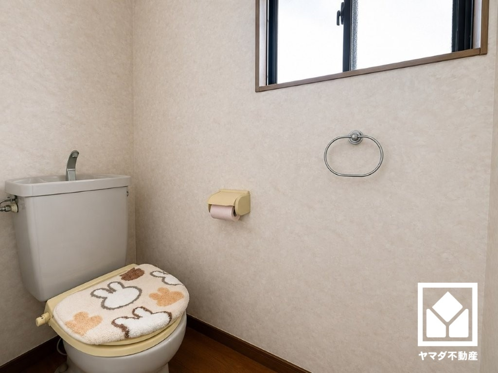 尼崎市築地２丁目のトイレ|明るく清潔感溢れるトイレです。（※本画像は空室時の写真に、家具・小物等をCG合成したイメージです。実際の仕様とは異なる場合がございます。）