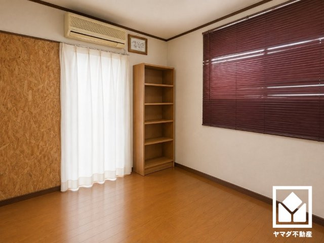 尼崎市築地２丁目の洋室|明るく開放的な洋室で、快適な生活を。（※本画像は空室時の写真に、家具・小物等をCG合成したイメージです。実際の仕様とは異なる場合がございます。）
