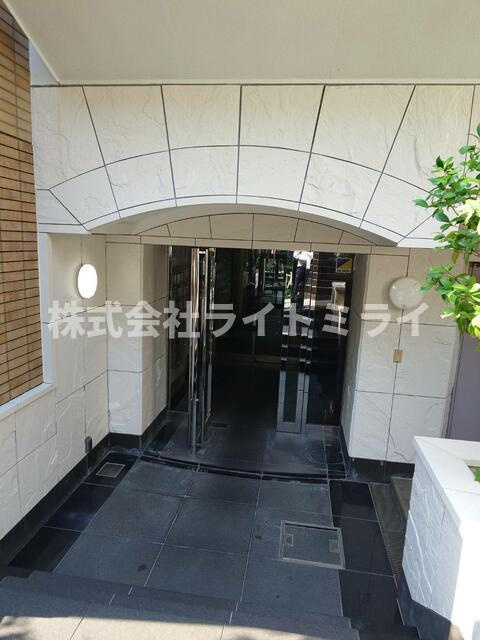 カーサスプレンディッド新宿払方町のエントランス