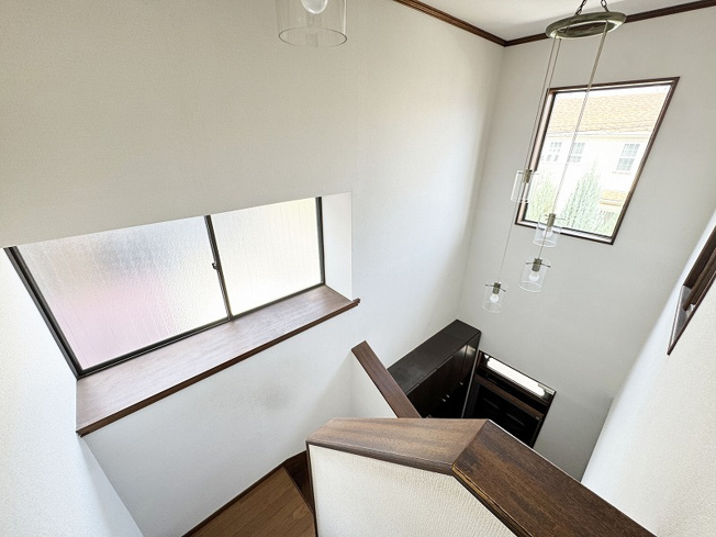 【玄関】 | 富士見市渡戸1丁目　中古一戸建住宅　(ふじみ野店) | 玄関吹抜け／開放感たっぷりの吹抜け玄関